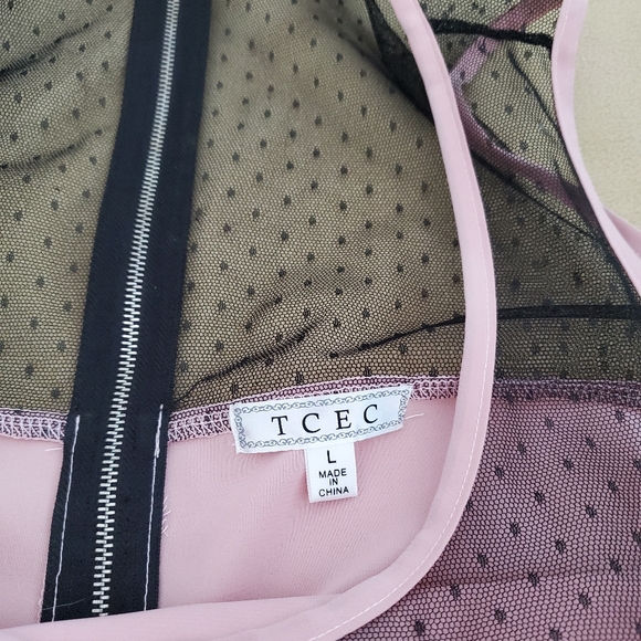 Pink and black sleevless blouse. - Picture 2 of 4